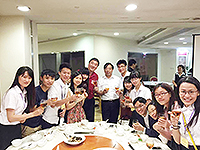 VC Prof. Joseph Sung meets with the students who participated in the ‘Hong Kong-Ningbo Student Interflow Program’